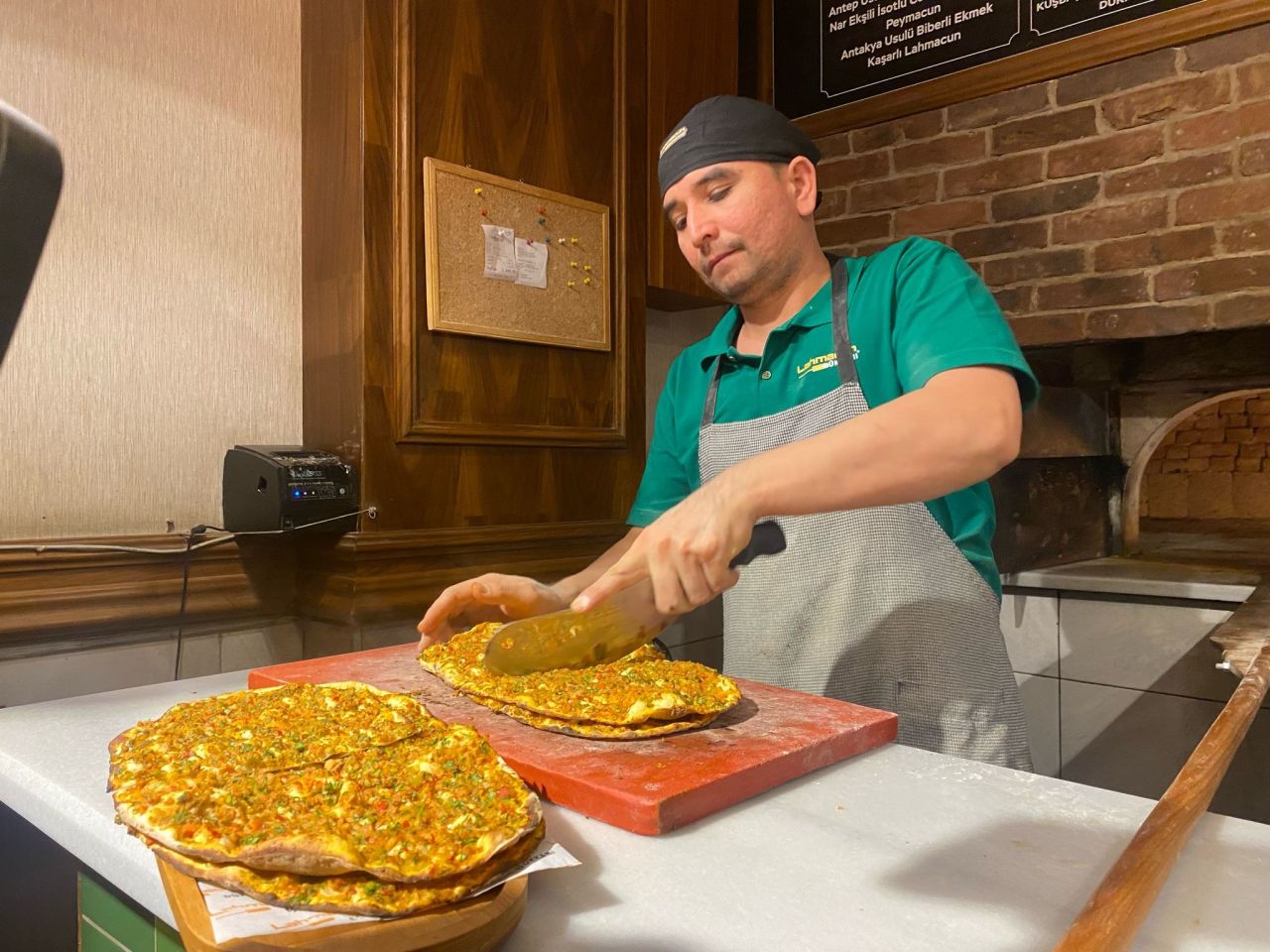 İstanbul'da lahmacunun fiyatı tartışma konusu oldu; 60 liraya da var 250 liraya da 8