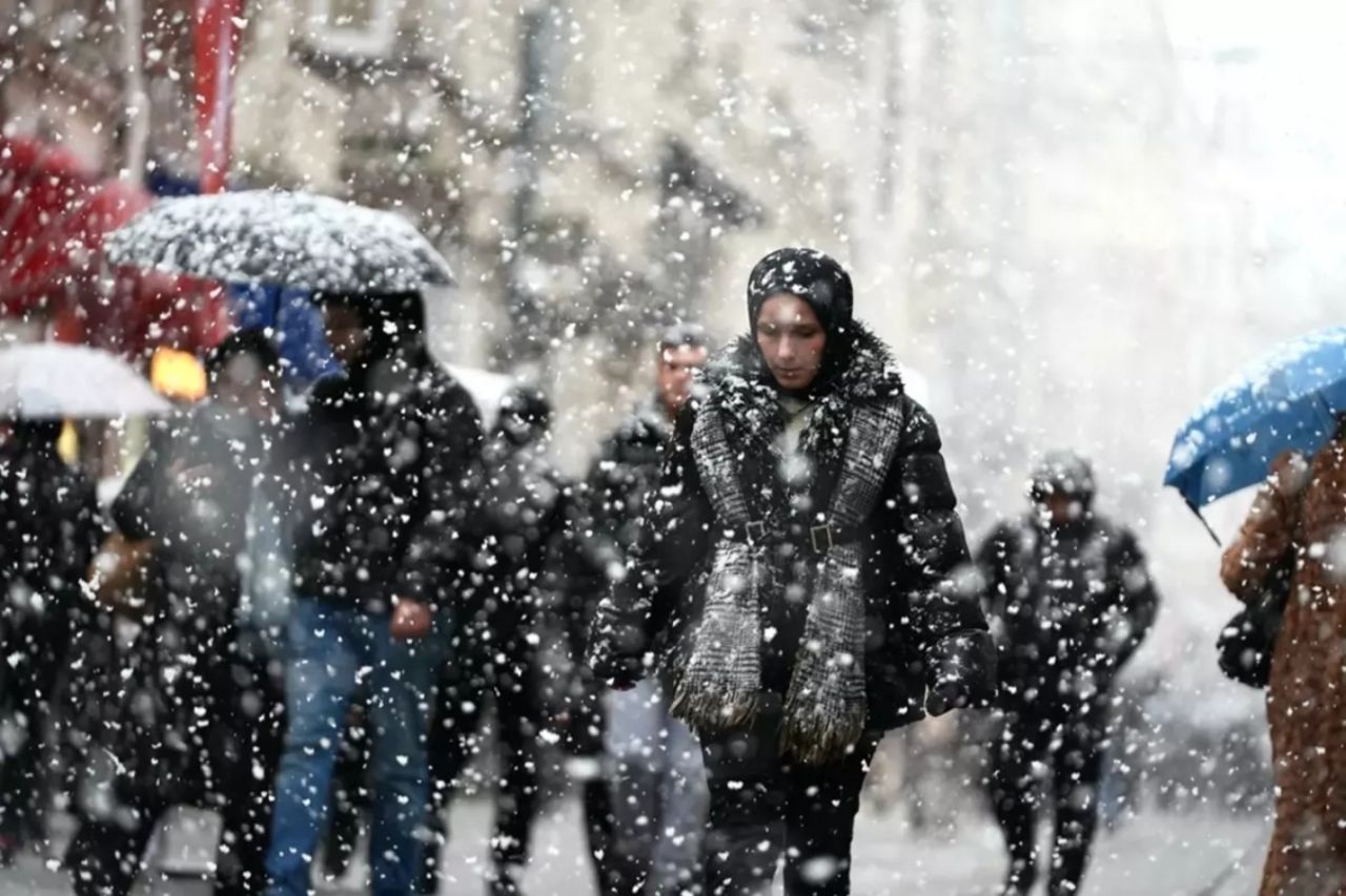 Türkiye'de hava ters köşe yapacak: Hafta sonu yaz, çarşamba ayaz! İstanbul'a sulu kar geliyor... 4