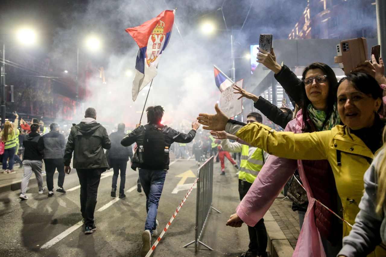 Sırbistan, tren istasyonunda 15 kişinin hayatını kaybettiği kaza nedeniyle yine sokakta 12