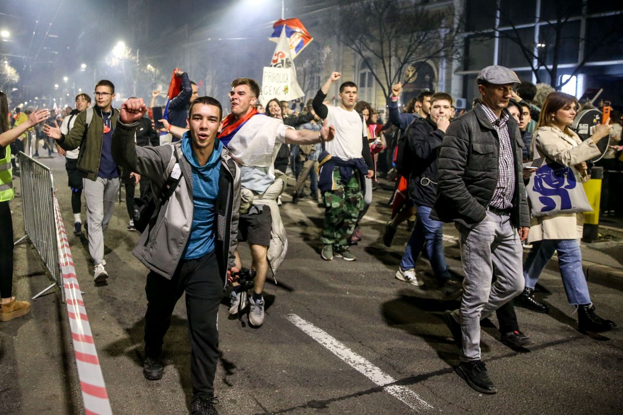 Sırbistan, tren istasyonunda 15 kişinin hayatını kaybettiği kaza nedeniyle yine sokakta 10