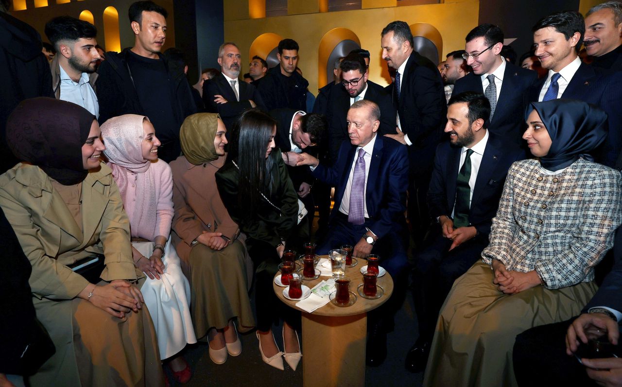 Ateş başında gençlerle oturan Cumhurbaşkanı Erdoğan, sohbet ederek çay içti 10