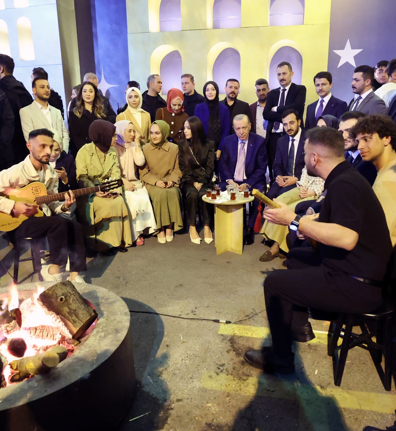 Ateş başında gençlerle oturan Cumhurbaşkanı Erdoğan, sohbet ederek çay içti 2