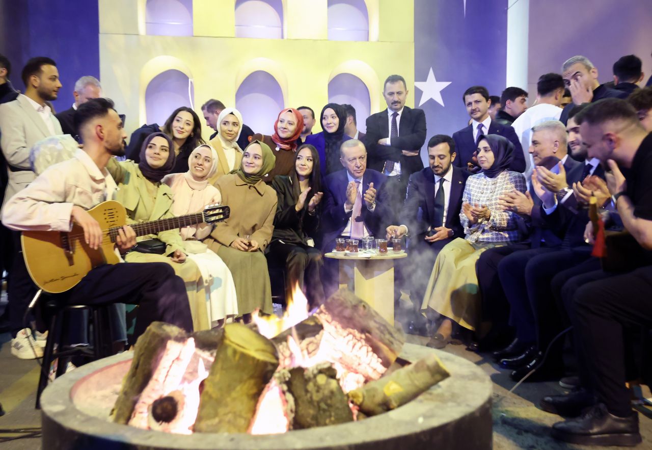 Ateş başında gençlerle oturan Cumhurbaşkanı Erdoğan, sohbet ederek çay içti 8