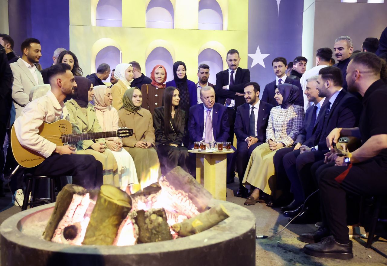 Ateş başında gençlerle oturan Cumhurbaşkanı Erdoğan, sohbet ederek çay içti 7