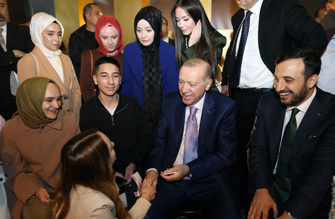 Ateş başında gençlerle oturan Cumhurbaşkanı Erdoğan, sohbet ederek çay içti 6