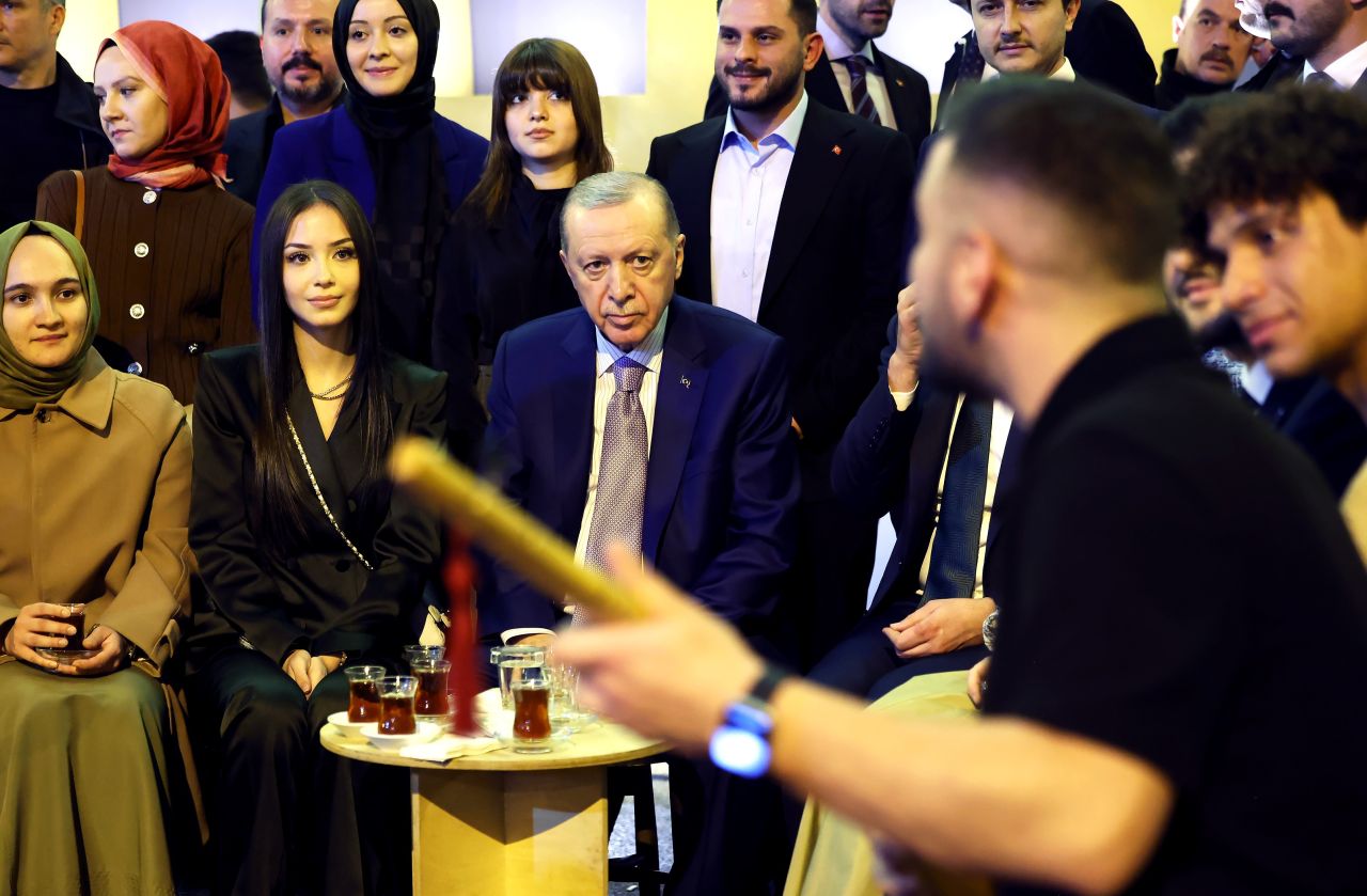 Ateş başında gençlerle oturan Cumhurbaşkanı Erdoğan, sohbet ederek çay içti 5