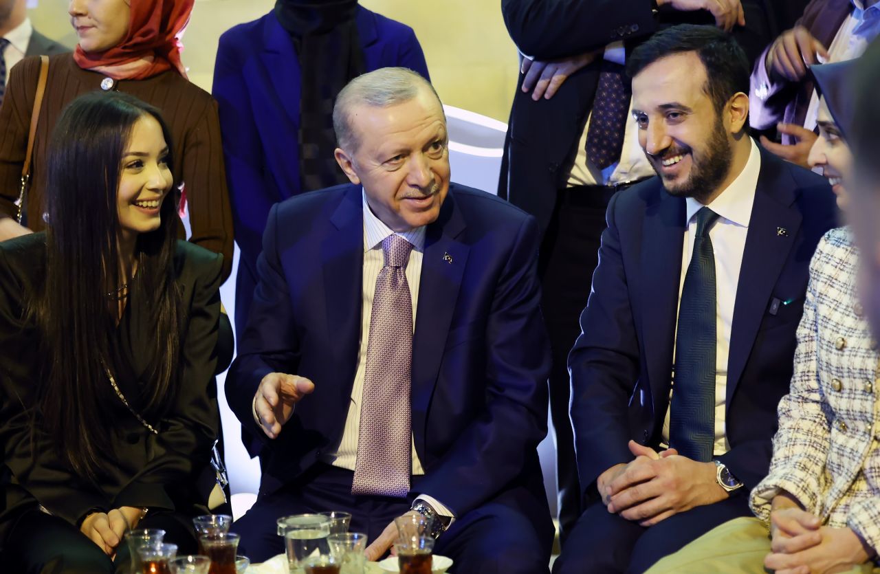Ateş başında gençlerle oturan Cumhurbaşkanı Erdoğan, sohbet ederek çay içti 4