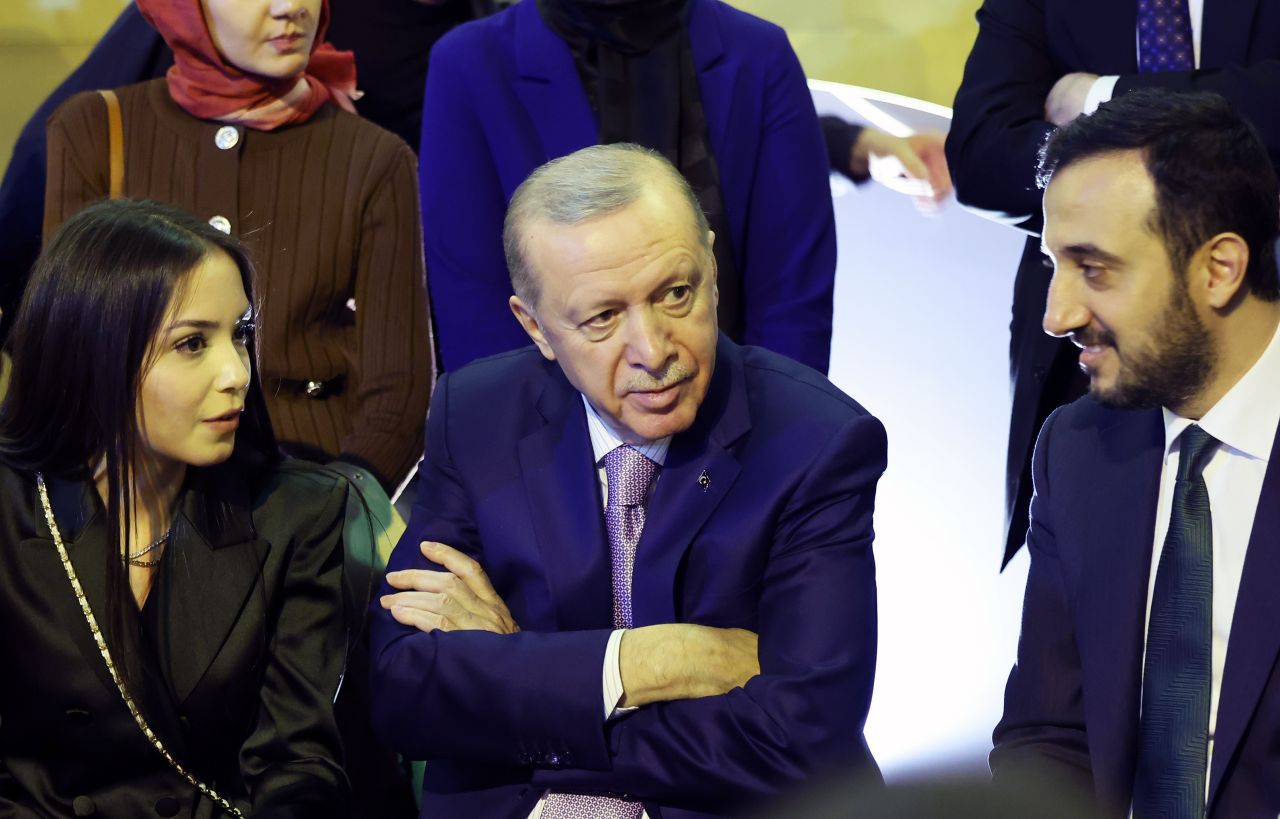 Ateş başında gençlerle oturan Cumhurbaşkanı Erdoğan, sohbet ederek çay içti 3