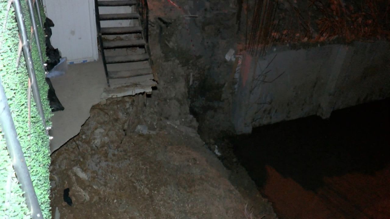 Deprem oluyor sandılar! Güngören'de 6 katlı binanın bahçesi çöktü 4