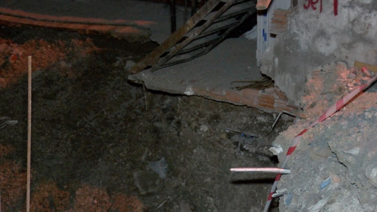 Deprem oluyor sandılar! Güngören'de 6 katlı binanın bahçesi çöktü 1