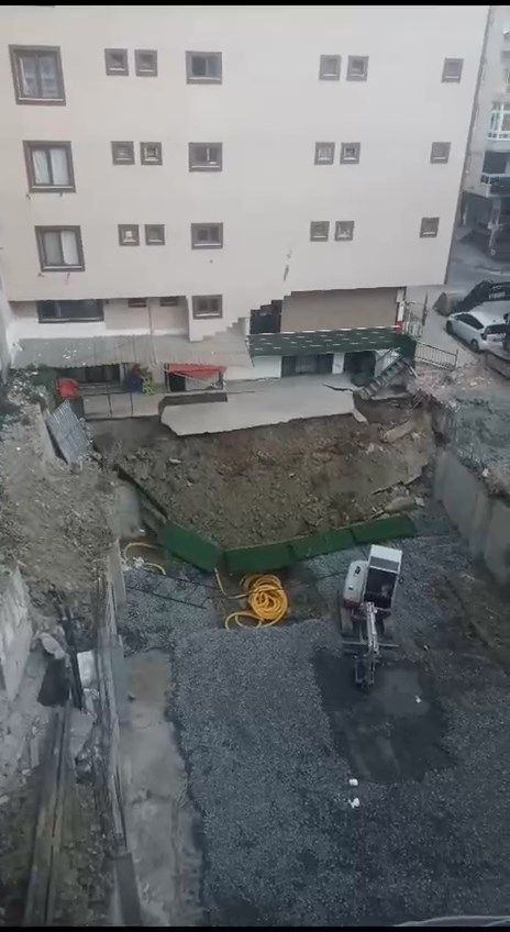Deprem oluyor sandılar! Güngören'de 6 katlı binanın bahçesi çöktü 3