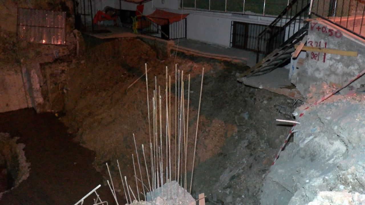 Deprem oluyor sandılar! Güngören'de 6 katlı binanın bahçesi çöktü 6