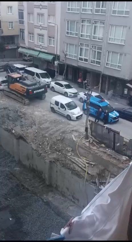 Deprem oluyor sandılar! Güngören'de 6 katlı binanın bahçesi çöktü 2