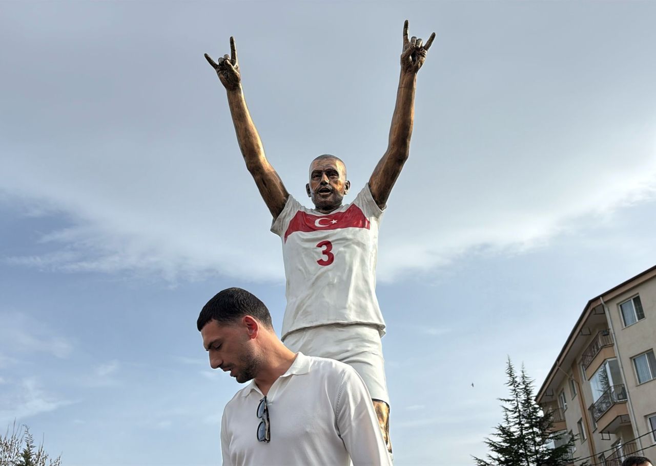 Merih Demiral UEFA'nın zoruna giden Bolu'daki heykelini ziyaret etti 1