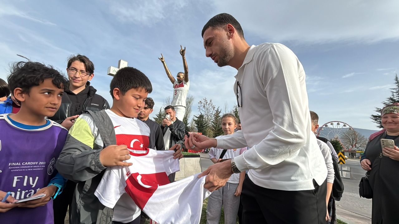 Merih Demiral UEFA'nın zoruna giden Bolu'daki heykelini ziyaret etti 3