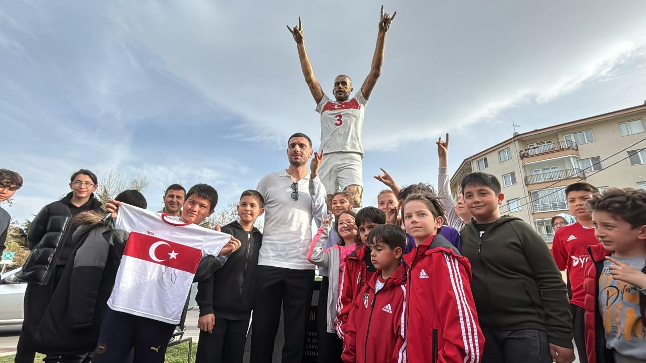 Merih Demiral UEFA'nın zoruna giden Bolu'daki heykelini ziyaret etti 6