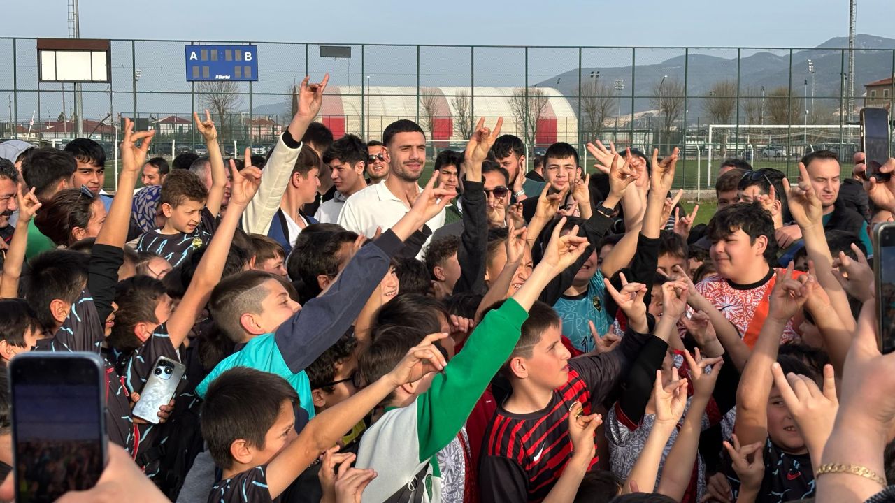Merih Demiral UEFA'nın zoruna giden Bolu'daki heykelini ziyaret etti 8