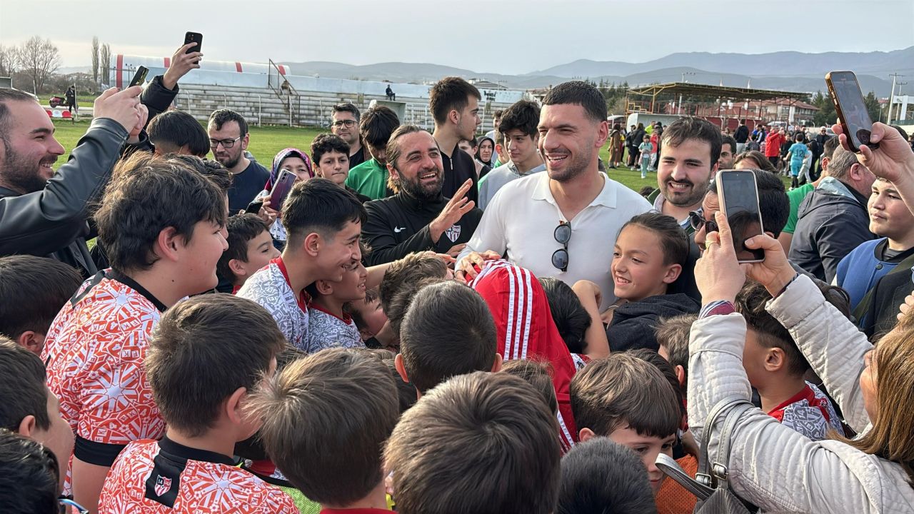Merih Demiral UEFA'nın zoruna giden Bolu'daki heykelini ziyaret etti 7