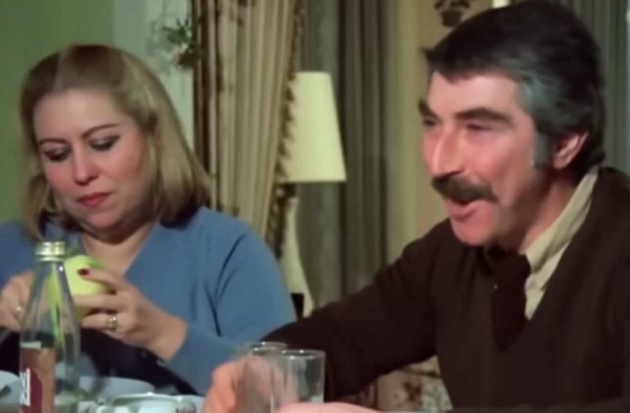 Şevket Altuğ yıllar sonra Hatice Gülümser Gülhan'ın cenazesinde ortaya çıktı! İşte ünlü oyuncunun son hali... 3