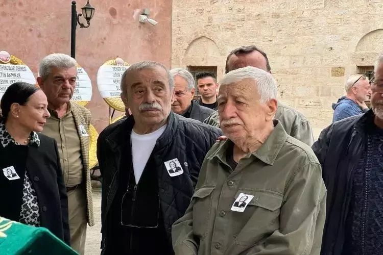 Şevket Altuğ yıllar sonra Hatice Gülümser Gülhan'ın cenazesinde ortaya çıktı! İşte ünlü oyuncunun son hali... 5