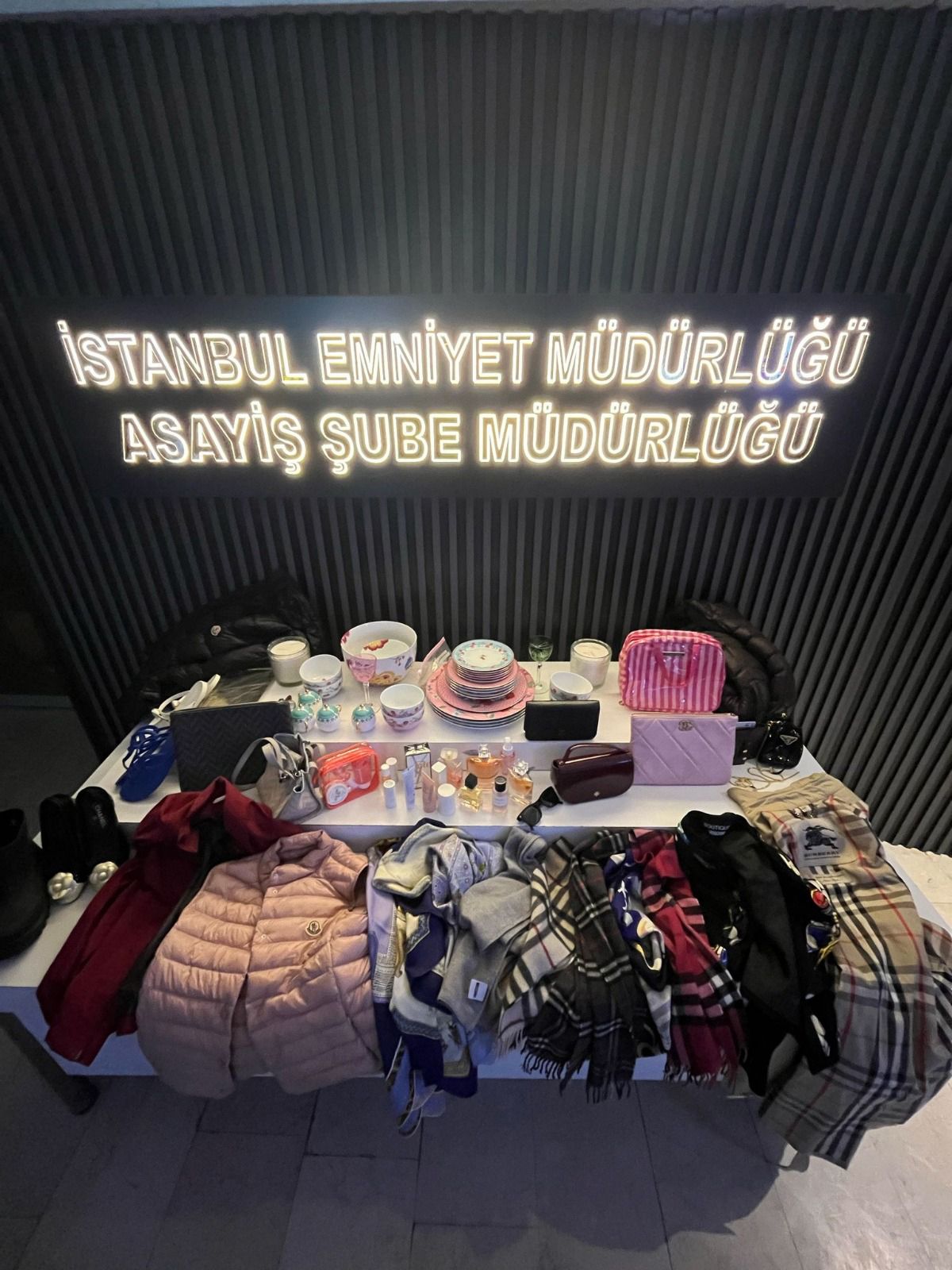 Sultan Vahdettin'in torunlarından Mesude Evliyazade'nin Sarıyer'deki lüks evinde milyonluk hırsızlık 6