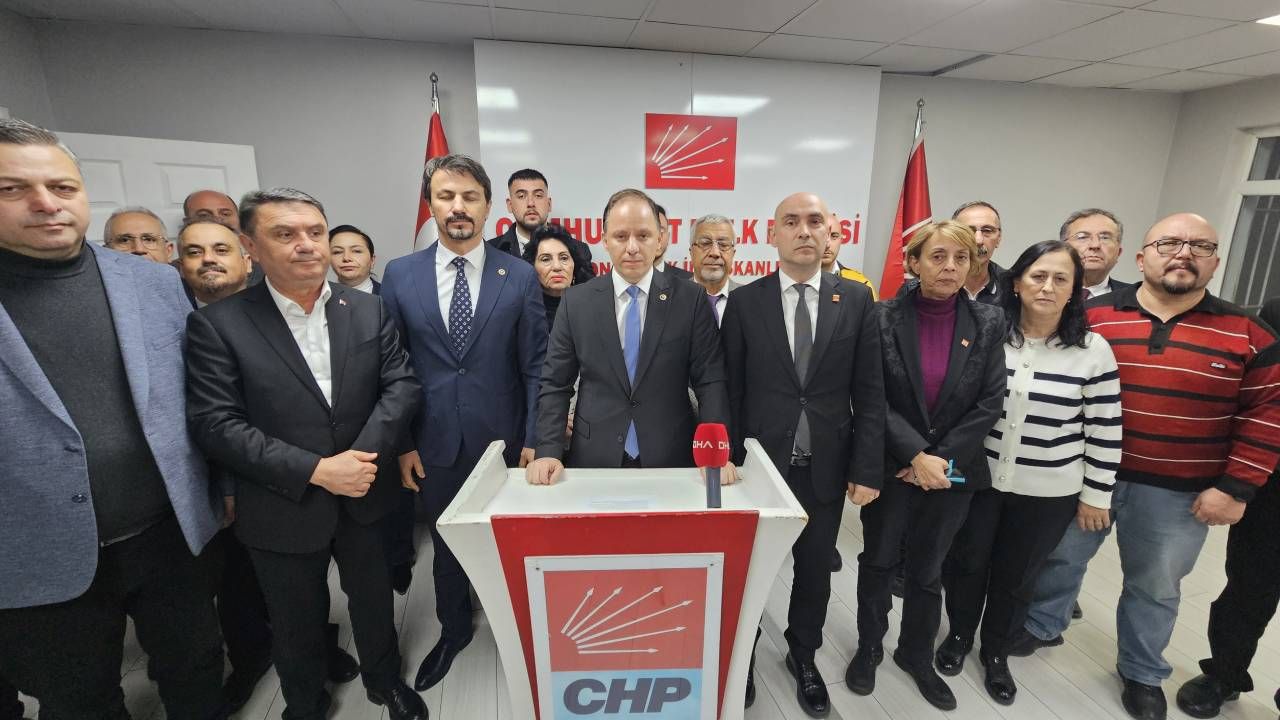 Zonguldak Valisi Hacıbektaşoğlu CHP'nin alternatif törenine bağırarak tepki gösterdi 10