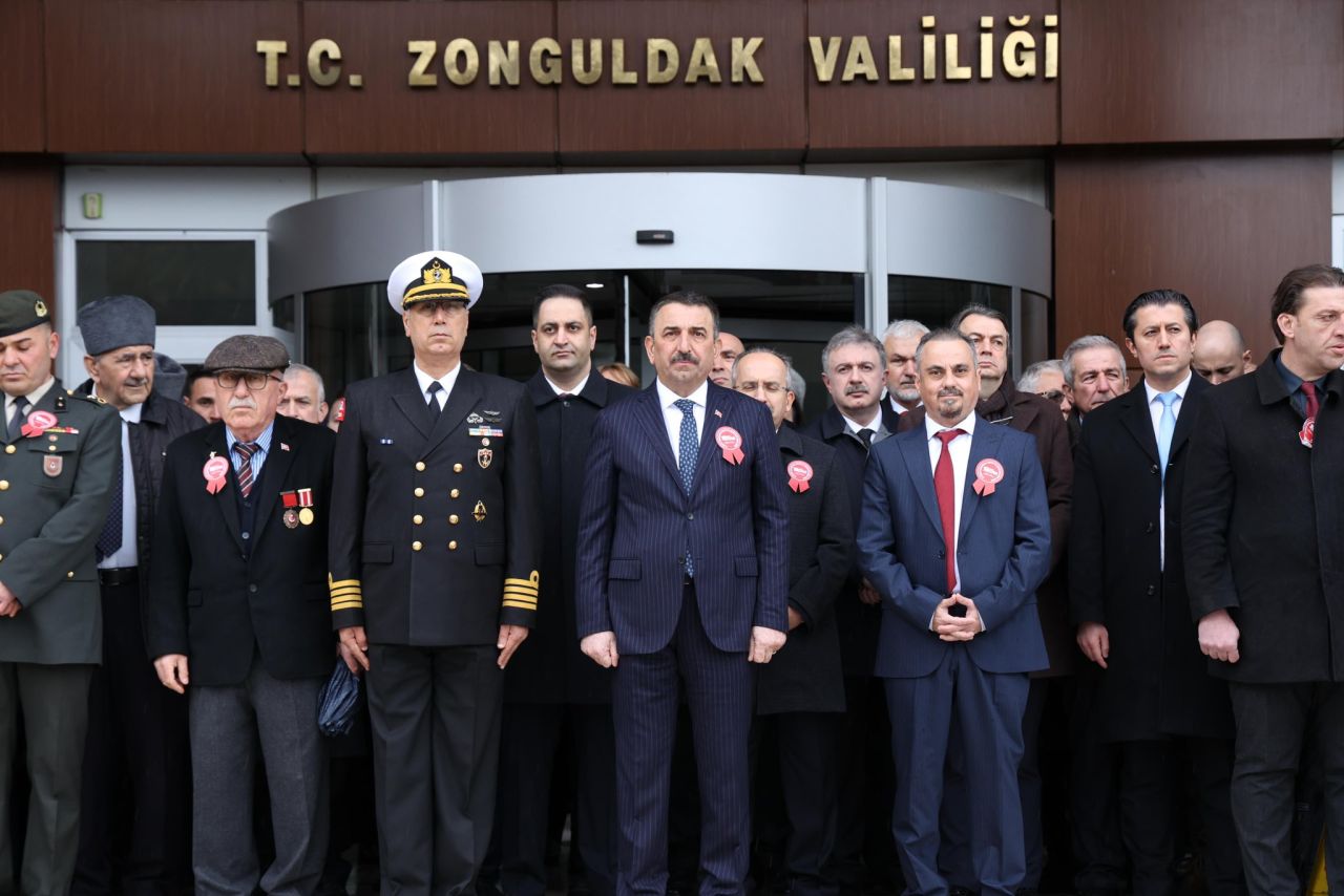 Zonguldak Valisi Hacıbektaşoğlu CHP'nin alternatif törenine bağırarak tepki gösterdi 8
