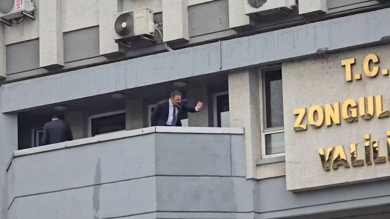 Zonguldak Valisi Hacıbektaşoğlu CHP'nin alternatif törenine bağırarak tepki gösterdi 1