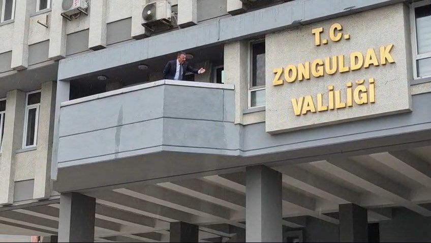 Zonguldak Valisi Hacıbektaşoğlu CHP'nin alternatif törenine bağırarak tepki gösterdi 5
