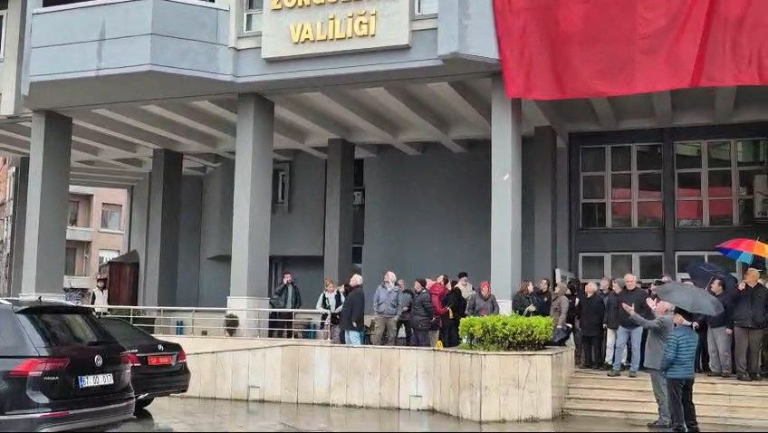 Zonguldak Valisi Hacıbektaşoğlu CHP'nin alternatif törenine bağırarak tepki gösterdi 4