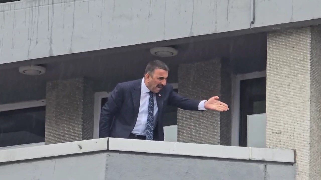Zonguldak Valisi Hacıbektaşoğlu CHP'nin alternatif törenine bağırarak tepki gösterdi 2