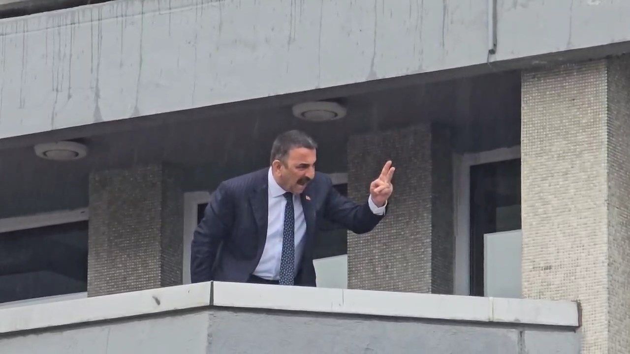 Zonguldak Valisi Hacıbektaşoğlu CHP'nin alternatif törenine bağırarak tepki gösterdi 3