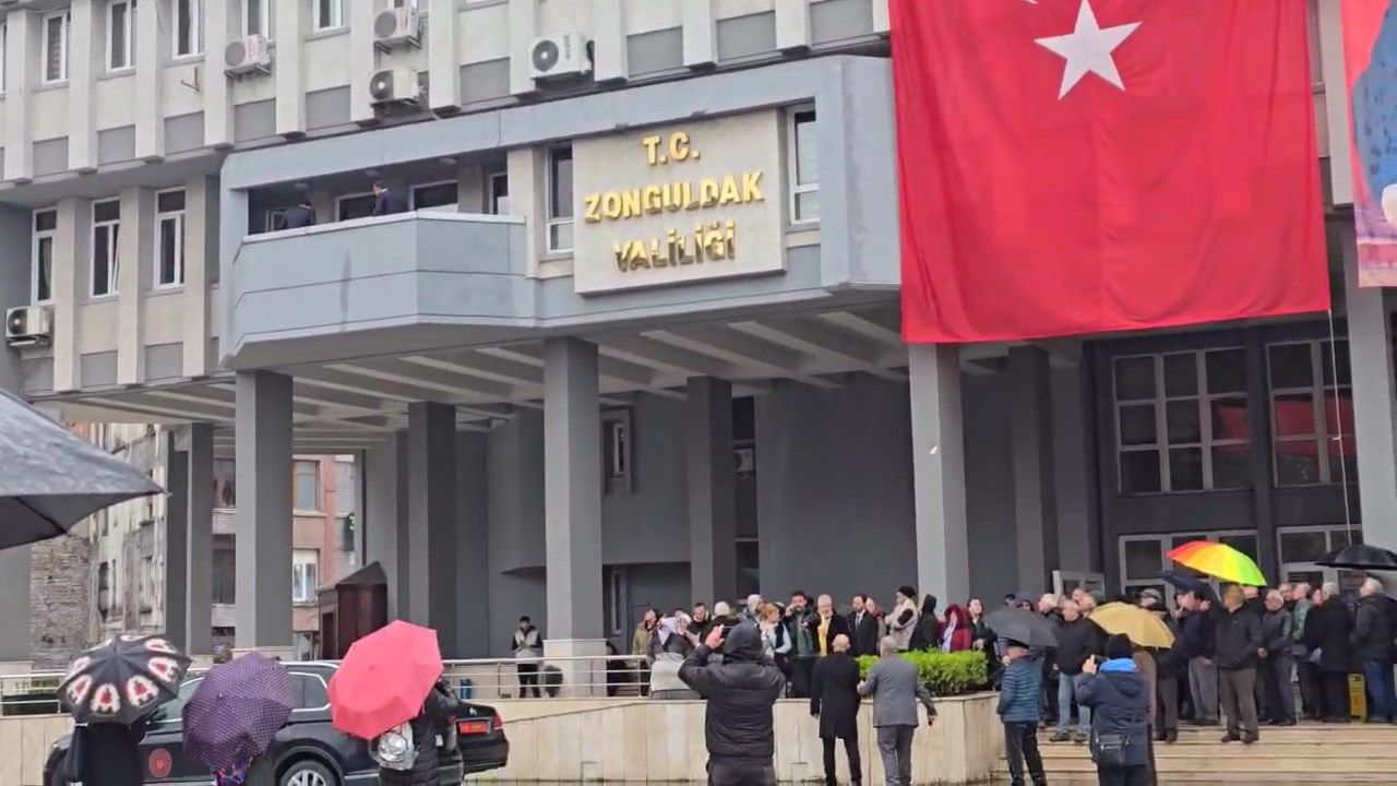 Zonguldak Valisi Hacıbektaşoğlu CHP'nin alternatif törenine bağırarak tepki gösterdi 6