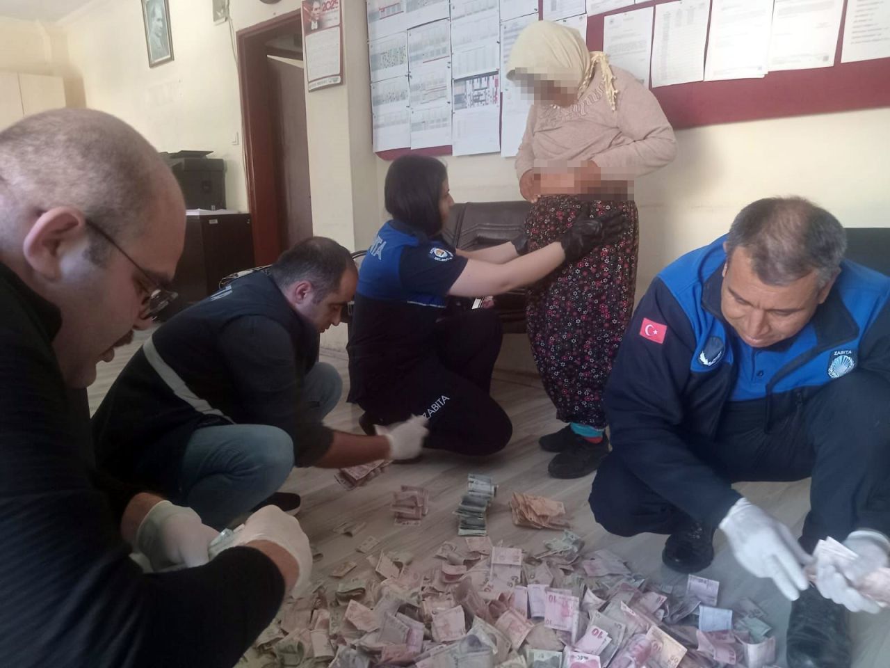 Antalya'da dilenciden çıkan parayı 5 zabıta 3 saatte sayabildi 3