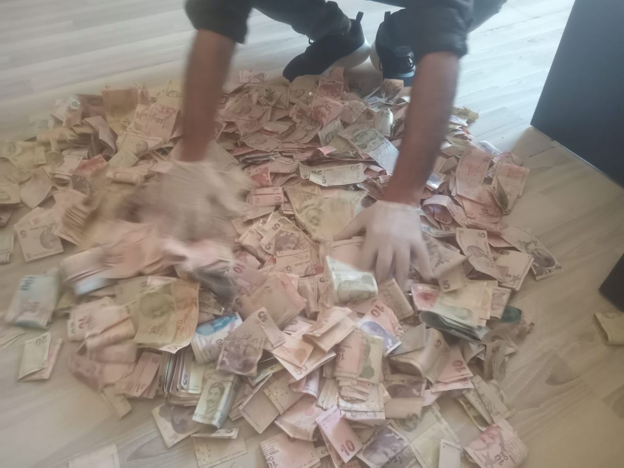 Antalya'da dilenciden çıkan parayı 5 zabıta 3 saatte sayabildi 2