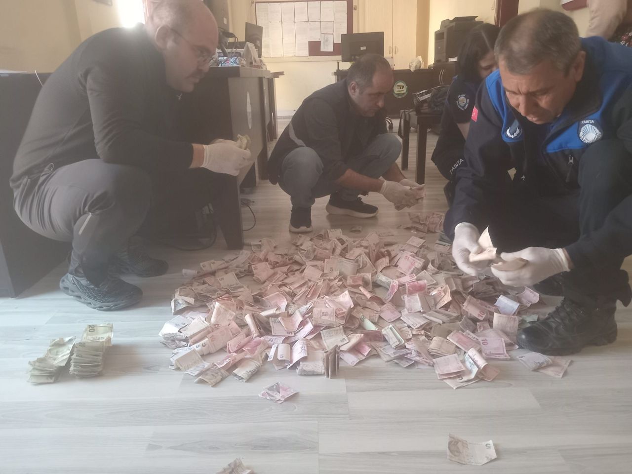 Antalya'da dilenciden çıkan parayı 5 zabıta 3 saatte sayabildi 1