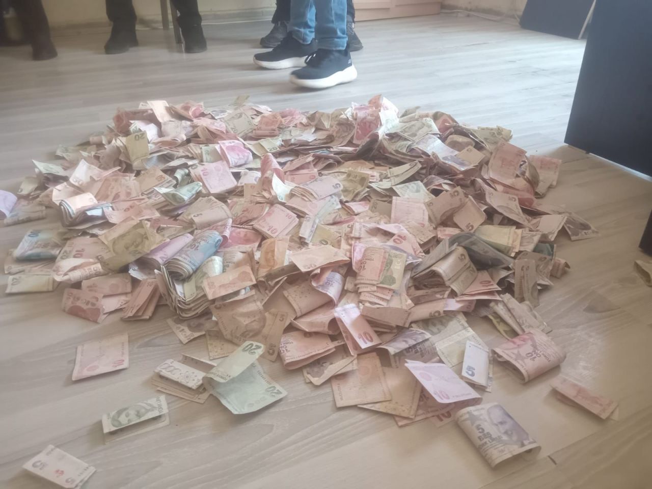 Antalya'da dilenciden çıkan parayı 5 zabıta 3 saatte sayabildi 7