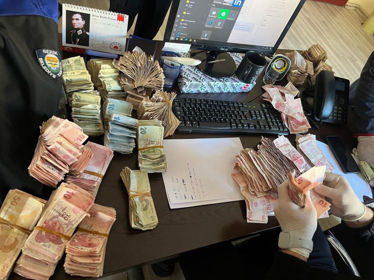 Antalya'da dilenciden çıkan parayı 5 zabıta 3 saatte sayabildi 6
