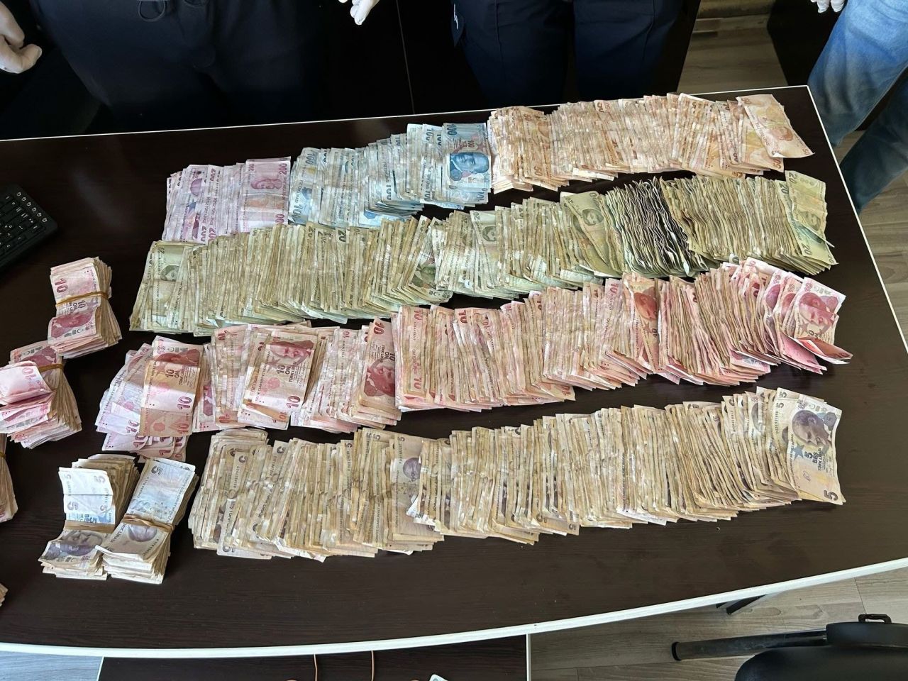 Antalya'da dilenciden çıkan parayı 5 zabıta 3 saatte sayabildi 5