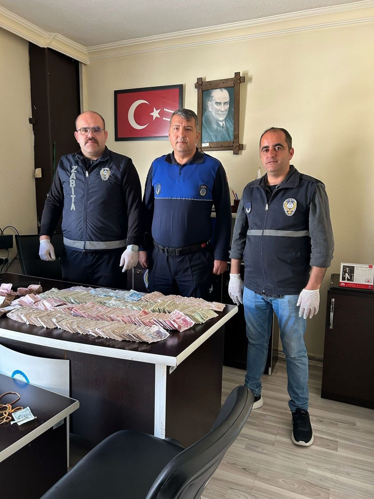 Antalya'da dilenciden çıkan parayı 5 zabıta 3 saatte sayabildi 4