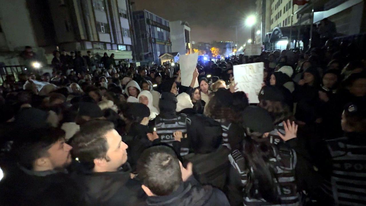 Avcılar'da kız öğrenci yurdunda taciz skandalı; öğrenciler yönetimi protesto etti 8