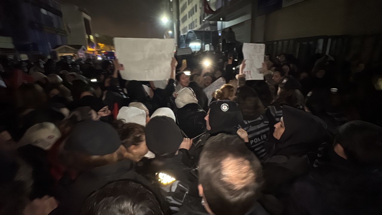 Avcılar'da kız öğrenci yurdunda taciz skandalı; öğrenciler yönetimi protesto etti 3