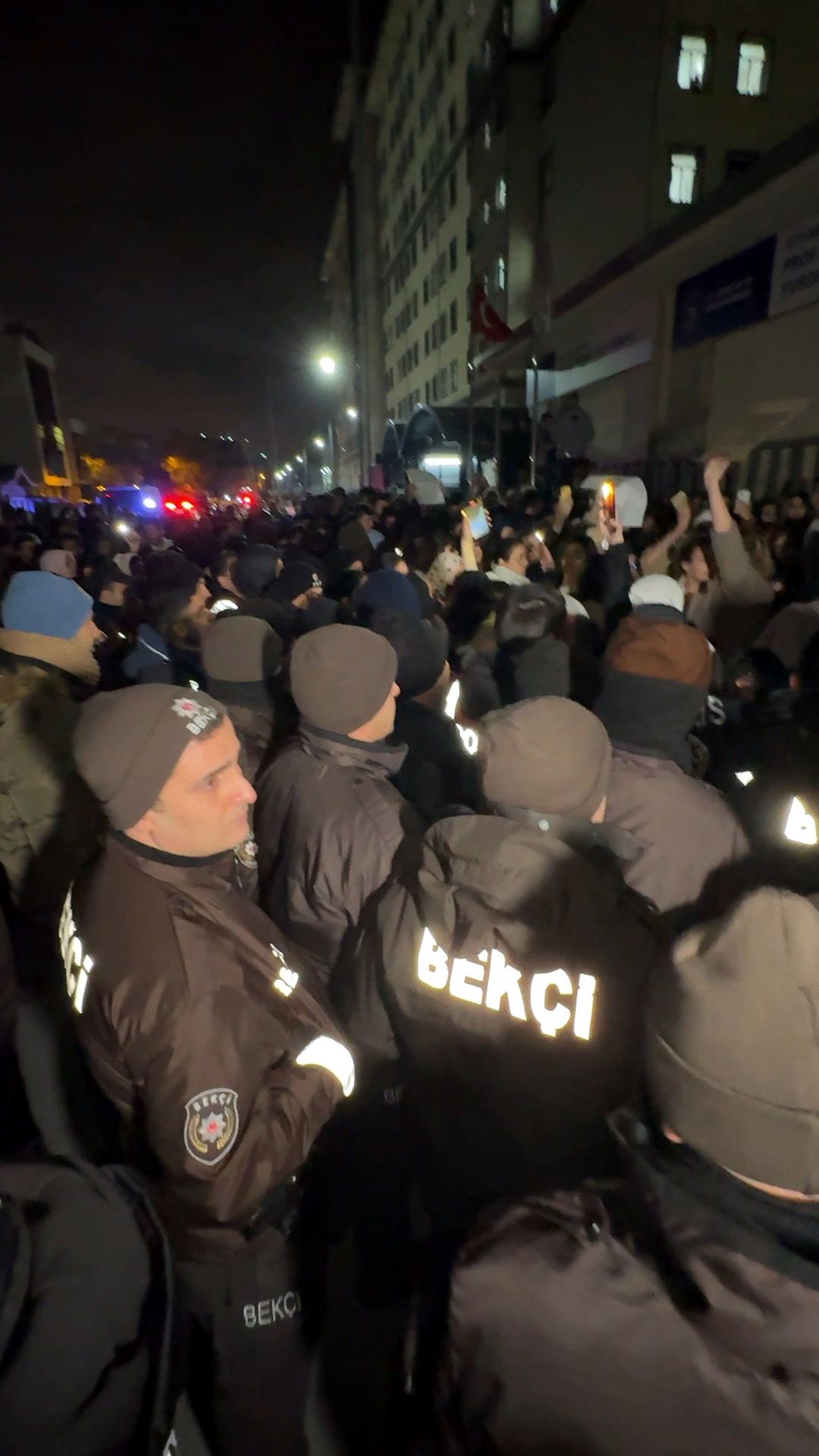 Avcılar'da kız öğrenci yurdunda taciz skandalı; öğrenciler yönetimi protesto etti 4