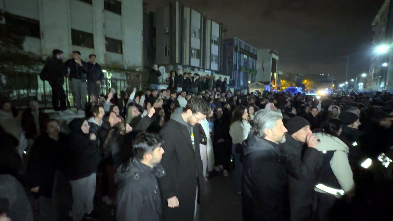 Avcılar'da kız öğrenci yurdunda taciz skandalı; öğrenciler yönetimi protesto etti 10