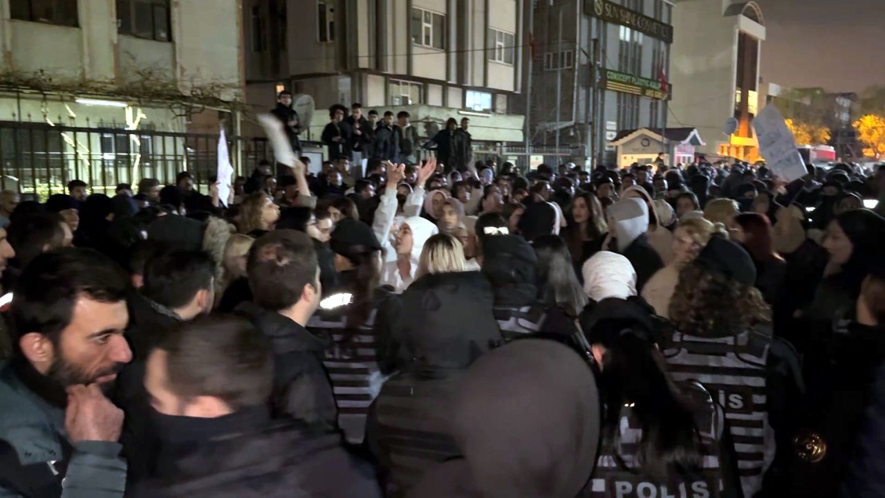 Avcılar'da kız öğrenci yurdunda taciz skandalı; öğrenciler yönetimi protesto etti 1