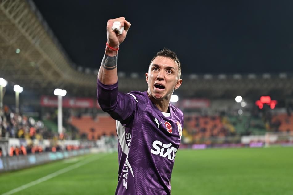 Galatasaray'da Fernando Muslera yerine kaleyi devralacak isim belli oluyor! Dünya yıldızı eldivenler de listede 1