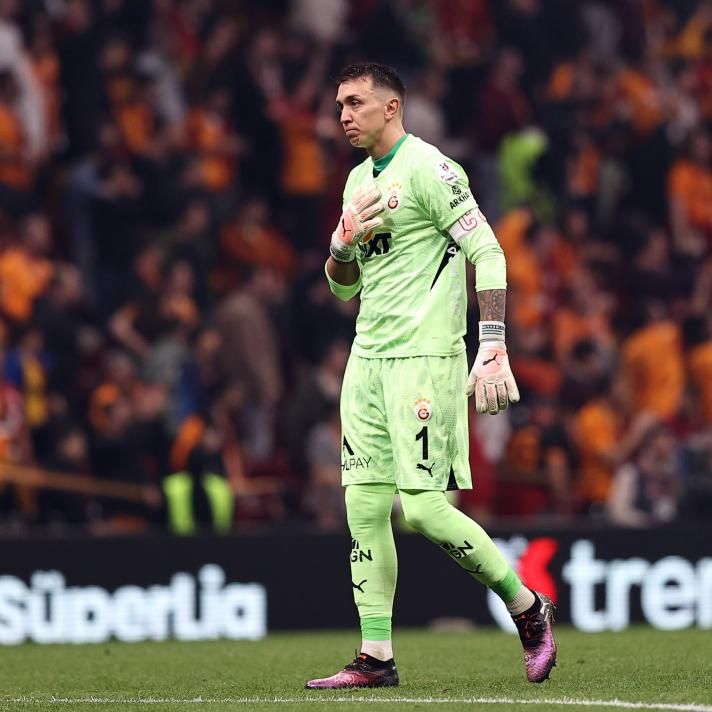 Galatasaray'da Fernando Muslera yerine kaleyi devralacak isim belli oluyor! Dünya yıldızı eldivenler de listede 2