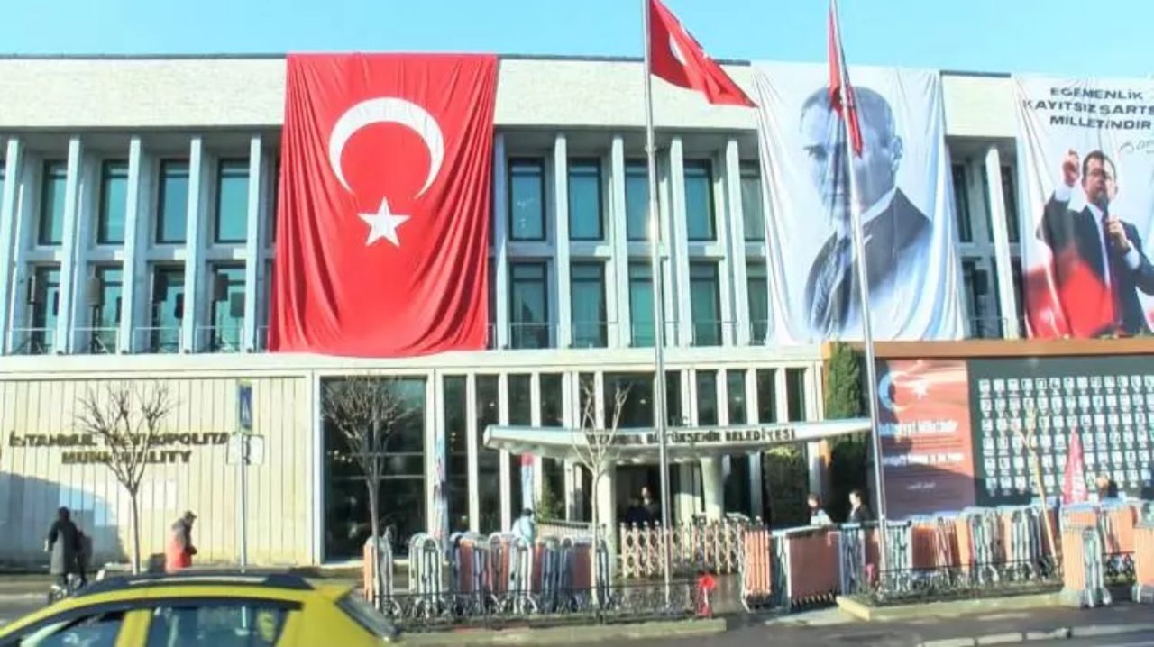 Kırık camlar, naylonlu pencereler! İBB binasında kaosun izleri gün ağarınca ortaya çıktı 1