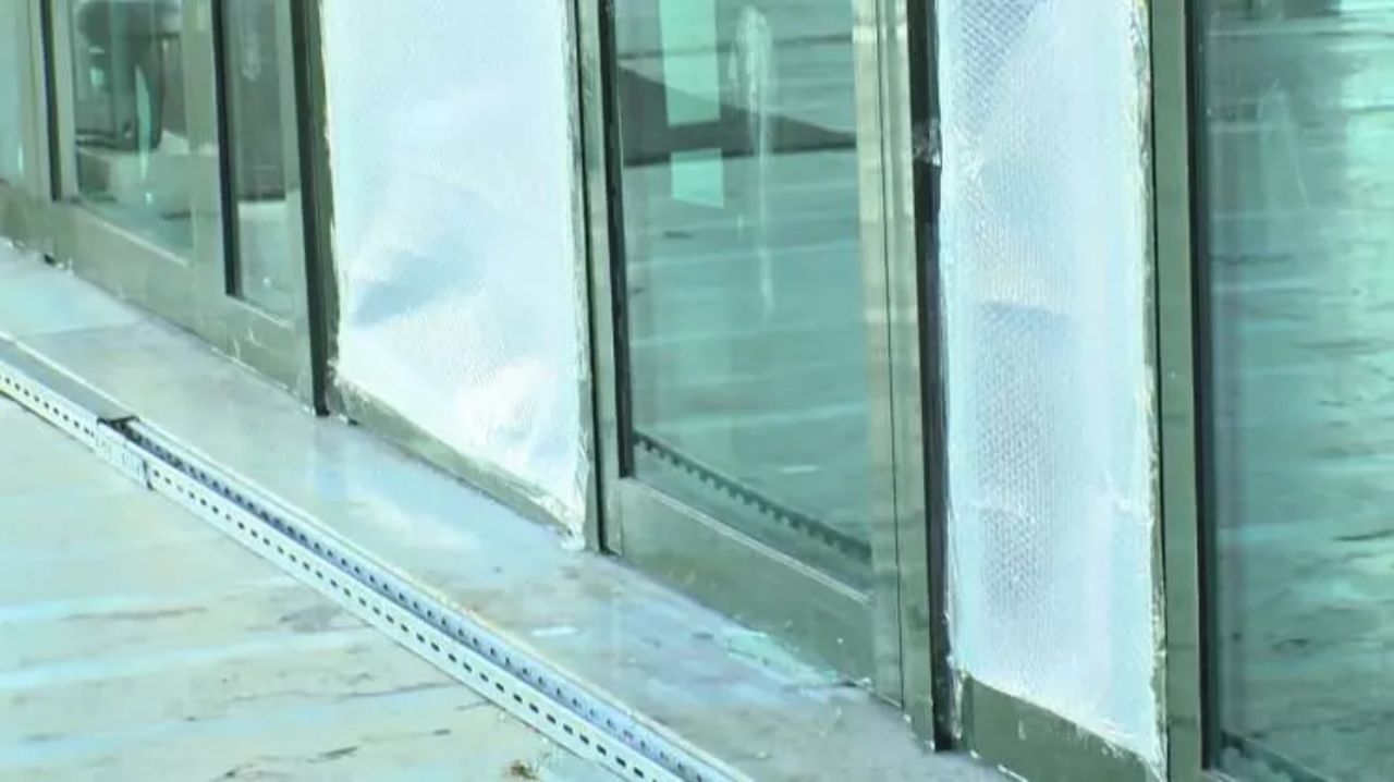 Kırık camlar, naylonlu pencereler! İBB binasında kaosun izleri gün ağarınca ortaya çıktı 11
