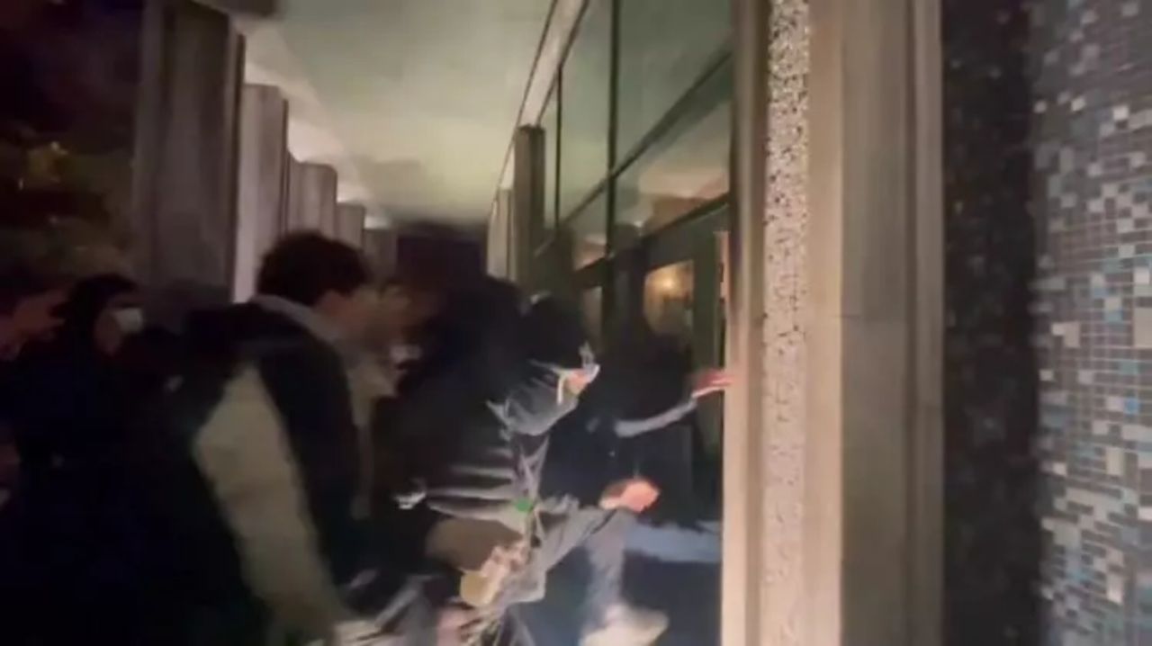 Kırık camlar, naylonlu pencereler! İBB binasında kaosun izleri gün ağarınca ortaya çıktı 2